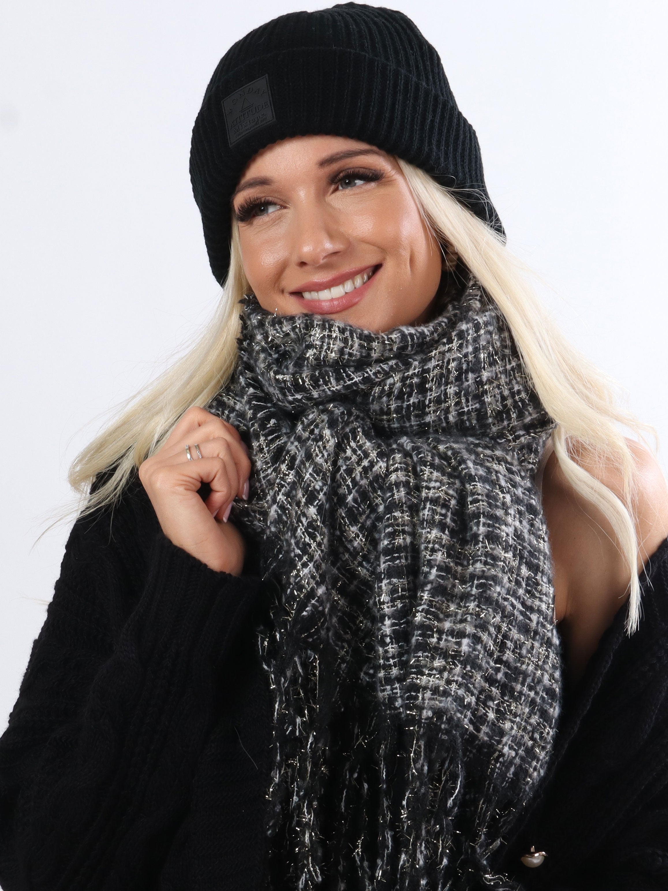 Karlie - Mjuk halsduk med glimmertrådar - Black